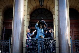 Unveiling a statue of Nelson Mandela at Cape Town’s city hall in 2018: Helen Zille (left), premier of Western Cape Province, and Patricia de Lille, mayor.