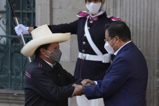 Der peruanische Präsident Pedro Castillo (links) und sein bolivianischer Amtskollege Luis Arce bei einem Treffen in La Paz, Bolivien, im Oktober 2021.