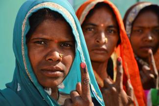 Gond - die Tintenmarkierungen der Frauen zeigen, dass sie an den Wahlen im Bundesstaat Madhya Pradesh Ende 2018 teilgenommen haben.