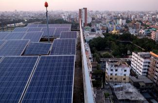 Solardach in Dhaka: Die Zentralbank von Bangladesch ist Vorreiter bei grüner Geldpolitik.