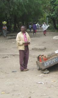 Dembowski Zugang zum informellen Handel hilft: Kartoffelverkäufer in Arusha, Tansania.