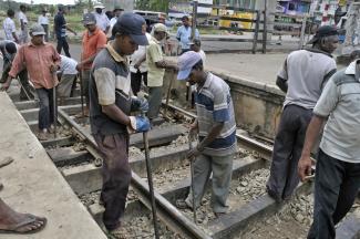 The Asian Development Bank is in favour of rail traffic: maintenance workers near Colombo, Sri Lanka.