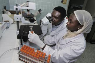 Schytte/Lineair Afrika braucht gut ausgerüstete Hochschulen: medizinisches Labor an der University of Ghana in Legon.