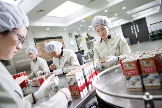 Seung Jin Yeo/EPN/picture-alliance South Korea benefits from regulated ownership: ginseng production in Buyeo.