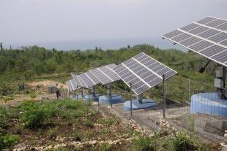 Renewable energy is essential according to the WGBU: solar panels on Java, most populous Indonesian island.