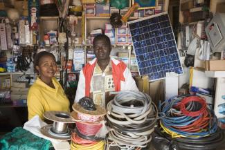 Kleine Unternehmen brauchen maßgeschneiderte Unterstützung: Elektronik-Geschäft in Uganda.