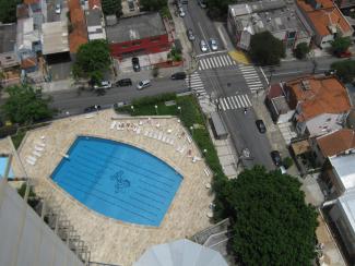 Dembowski Mittelschichten wollen ihre eigene Lage verbessern, aber nicht unbedingt mit anderen teilen: Privates Schwimmbecken eines Hochhauses mit Eigentumswohnungen in Sao Paulo.