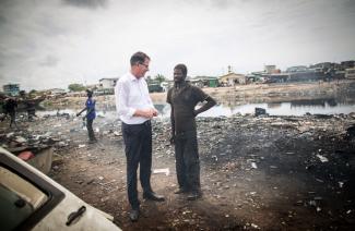 Bundesminister Müller beim Besuch einer Schrottdeponie in Accra, Ghana.