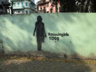 dem Mehr Information über zivilgesellschaftlichen Aktivismus wären sowohl in Indien als auch in Pakistan nützlich: mit der Kampagne #missingirls macht eine Künstlerin aus Kalkutta auf Kinderprostitution und Menschenhandel aufmerksam.