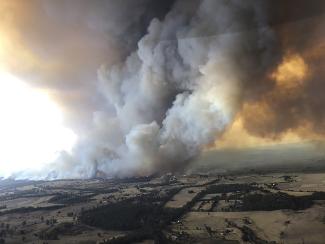 Australien Ende Dezember: Rauch steigt über brennenden Wäldern auf.