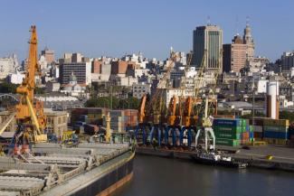 Manager können kaum abschätzen, wie lange die Zollabfertigung in Uruguay dauert: Hafen von Montevideo.