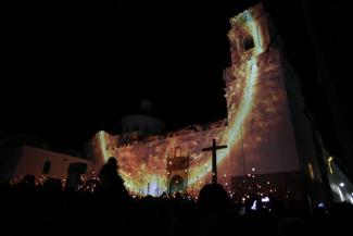 Kunstvolles Lichtspektakel in Quitos Altstadt während Habitat III.