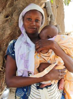 Child marriage is a common phenomenon in poor countries: A 13-year-old girl from Mali with her daughter.