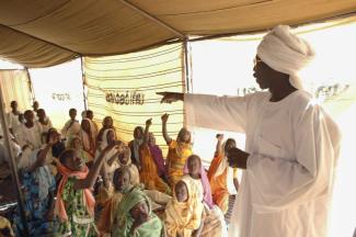 Unterricht für Flüchtlingskinder in einer von UNICEF unterstützten Schule im Krindig Camp in Darfur, Sudan.