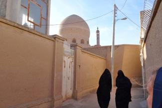 Frauen im traditionellen Tschador in Yazd, Iran.