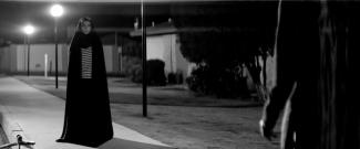 A girl walks home alone at night: Die Vampirfrau von Bad City ist nachts immer allein unterwegs.