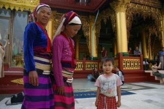 Angehörige einer ethnischen Minderheit in der Shwedagon-Pagode in Yangon.