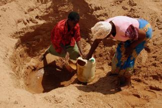 Kenianische Frauen schöpfen Wasser aus einem trockenen Flussbett in der Region Machakos: Die Auswirkungen der Dürre sind geschlechtsspezifisch.