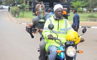 Reporting in conflicts is dangerous. Journalist filming an opposition rally in Nairobi in October 2017.