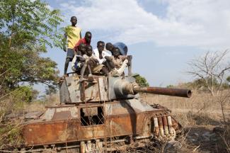 Jedes sechste Kind weltweit wächst in Krisengebieten auf. Im Südsudan spielen Kinder auf einem ausgedienten Panzer aus dem Unabhängigkeitskrieg zwischen dem Süden und dem Norden des ostafrikanischen Landes.