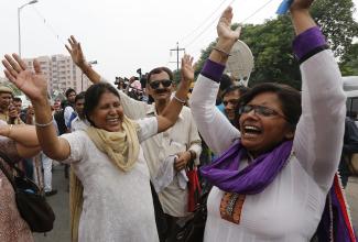 Harish Tyagi/EPA/picture-alliance Many people celebrated the judgement: women in Delhi.
