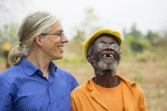 Der Erfinder der Ein-Dollar-Brille, Martin Aufmuth, mit einem glücklichen Kunden in Malawi.