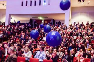 Gäste, die die Welt bewegen: bei der Jubiläumsfeier von Engagement Global in Form von Luftballons.