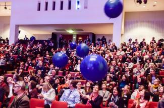 Engagement Global/Neil Baynes Moving the world forward – at the anniversary of Engagement Global in the form of balloons.