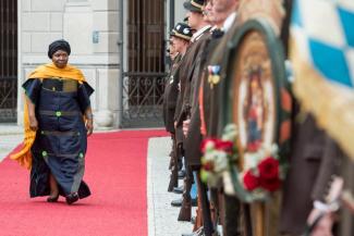 Afrikanische Union trifft Bayern: Die Vorsitzende der Kommission der AU Nkosazana Dlamini-Zuma bei einem Empfang der G7-Outreach-Gäste.