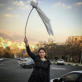 Immer mehr Iranerinnen nehmen ihr Kopftuch ab und schwenken es nach dem Vorbild von Vida Movahed, dem „Mädchen aus der Enghelab-Straße“, auf einem Stock.