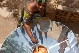 Viele Bäume könnten gerettet werden, wenn alle Menschen dem Beispiel dieser Frau in Mali folgen und Solarkocher anstelle von Holz oder Kohle zum Kochen verwenden würden.