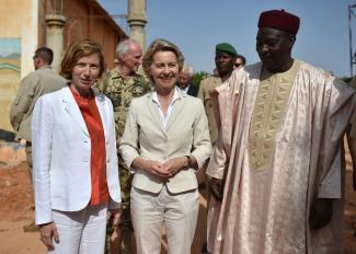Die französische und die deutsche Verteidigungsministerin, Florence Parly und Ursula von der Leyen, mit ihrem nigrischen Amtskollegen Kalla Moutari beim Besuch der Baustelle des Hauptquartiers der G5-Sahel-Staaten 2017 in Niamey.