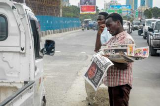Zu viele Erwachsene können nicht lesen: Zeitungsverkäufer in Daressalam im März 2021.