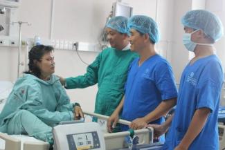 In staatlichen Krankenhäusern in Vietnam verdienen Ärzte wenig; viele suchen deshalb woanders Arbeit.