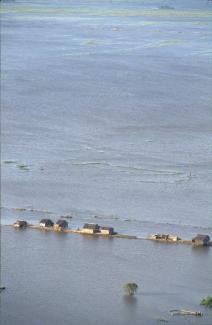 Überflutete Häuser und Felder im Mekong-Delta, Vietnam.