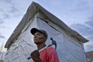 Improvisierte Behausung zwei Jahre nach dem Erdbeben in Haiti.