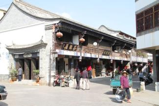 China wird bald zu den Ländern mit hohem Einkommen gehören. Ladenstraße in Jianshui in der Provinz Yunnan.