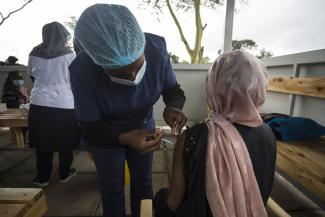 Robert Bonet/picture-alliance/NurPhoto Vaccination campaign in Nairobi.