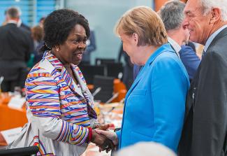 picture-alliance/Jens Büttner/dpa-Zentralbild/dpa Virginia Wangare Greiner vom Verein Maisha wurde bereits auf höchster politischer Ebene wahrgenommen: hier im Gespräch mit Bundeskanzlerin Angela Merkel beim Integrationsgipfel 2018 im Bundeskanzleramt.