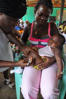 Eine von GAVI durchgeführte Pneumokokken- und Rotavirus-Impfung in Ghana. GAVI ist ein erfolgreiches Beispiel für eine Multi-Stakeholder-Partnerschaft.