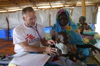 Sie haben Gutes im Sinn, sind aber privilegiert: Humanitärer Helfer im sudanesischen Darfur.