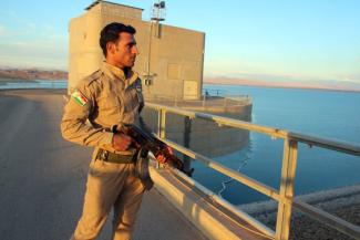 Ein kurdischer Kämpfer schützt den Mosul-Damm.