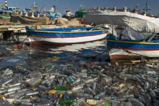 Statt im Meer zu landen, sollte Plastik gesammelt und recycelt werden: Hafen von Tripolis, Libyen.