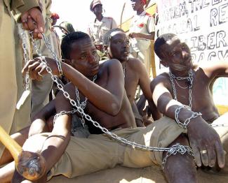 picture-alliance/Wiebke Gebert/epa/dpa Junge Männer der Volksgruppe der Herero erinnern im namibischen Okakarara an deutsche Kolonialverbrechen.