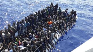 Überfülltes Flüchtlingsboot auf dem Mittelmeer vor der libyschen Küste.