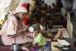 Eine Mutter füttert ihr unterernährtes Kind in einer Krankenstation von Ärzte ohne Grenzen in Maiduguri, Nigeria.