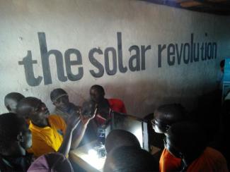 Das von Oikocredit geförderte Energieunternehmen BROXX vermietet Off-Grid-Solaranlagen an arme Haushalte in Kenia.