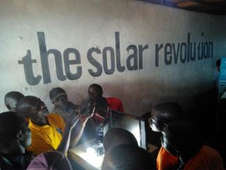 Oikocredit Das von Oikocredit geförderte Energieunternehmen BROXX vermietet Off-Grid-Solaranlagen an arme Haushalte in Kenia.