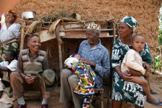 Traditionell sorgt in vielen afrikanischen Ländern die Familie für soziale Sicherung: Nachbarschaft in einem tansanischen Dorf.