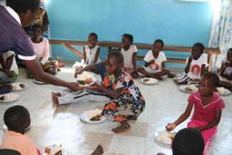 Entwicklungspolitik muss mehr zum Schutz von Kindern tun: Bedürftige Kinder bekommen eine warme Mahlzeit in Sambia.